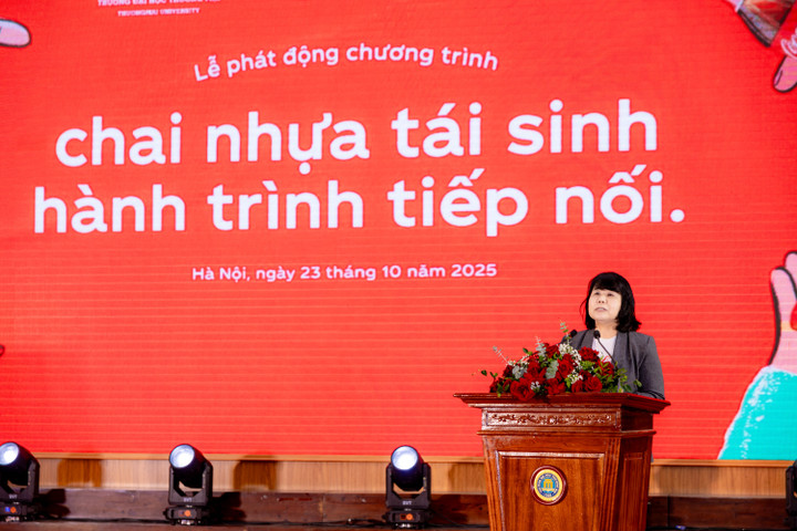 Bà Bùi Đặng Duyên Mai - Giám đốc Đối ngoại và Phát triển Bền vững, Coca-Cola Việt Nam và Cam-pu-chia chia sẻ tại buổi lễ phát động.