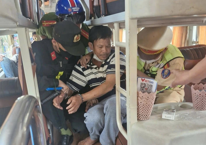 Nghi phạm Mai Xuân Tùng bị Công an tỉnh Quảng Ngãi bắt khi đang trốn trên một xe khách (Ảnh: Công an Quảng Ngãi)