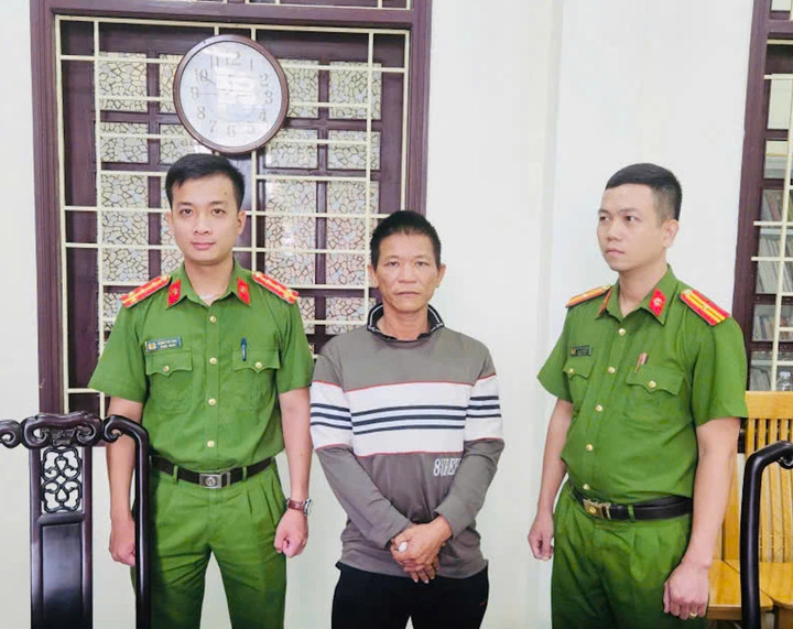 Cán bộ Cơ quan CSĐT Công an tỉnh Quảng Trị thi hành quyết định khởi tố đối với Nguyễn Văn Hành. (Ảnh: Công an Quảng Trị)