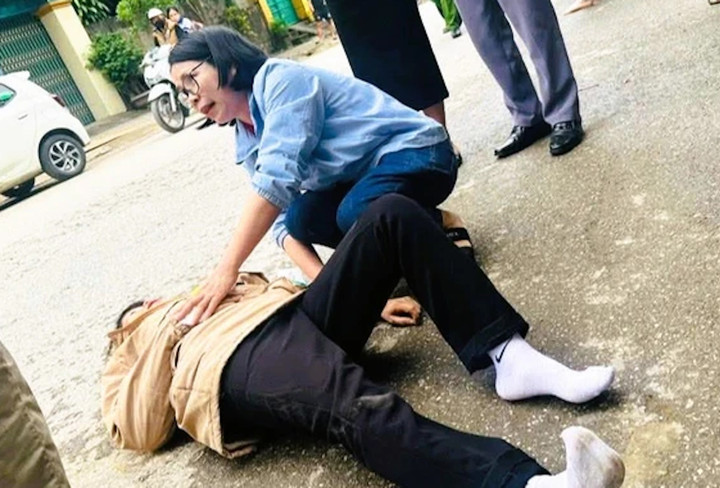 Bác sĩ Nguyễn Thị Hường cứu người phụ nữ bị tai nạn tại phường Quang Trung (tỉnh Thanh Hóa) chiều 24/10. (Ảnh: OFFB)