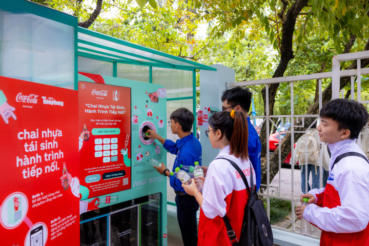 Các cỗ máy thu gom được đặt tại các trường Đại học, khuyến khích các bạn trẻ tích cực tham gia gửi chai đi tái chế.