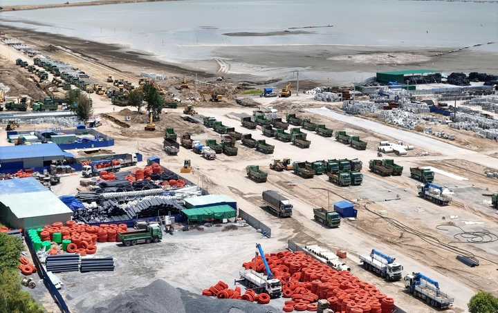 Dự án Khu đô thị lấn biển Cần Giờ đang được triển khai rầm rộ với cả ngàn phương tiện thi công. (Ảnh: Lương Ý)