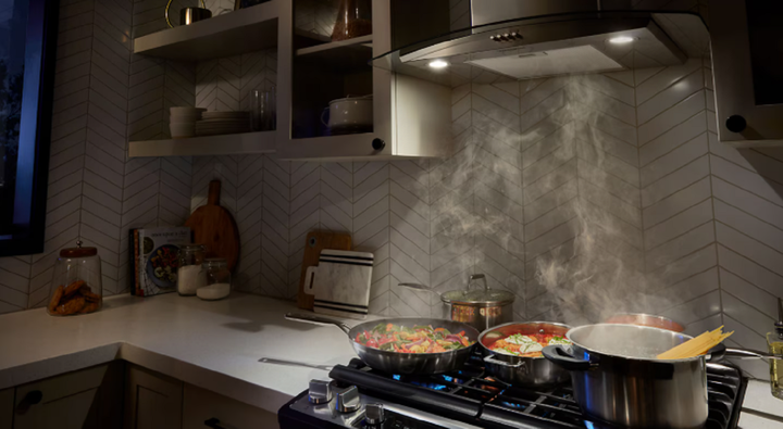 Máy hút mùi nên đặt cách bếp tầm 70-80cm. (Ảnh: rbmechanicalgroup).