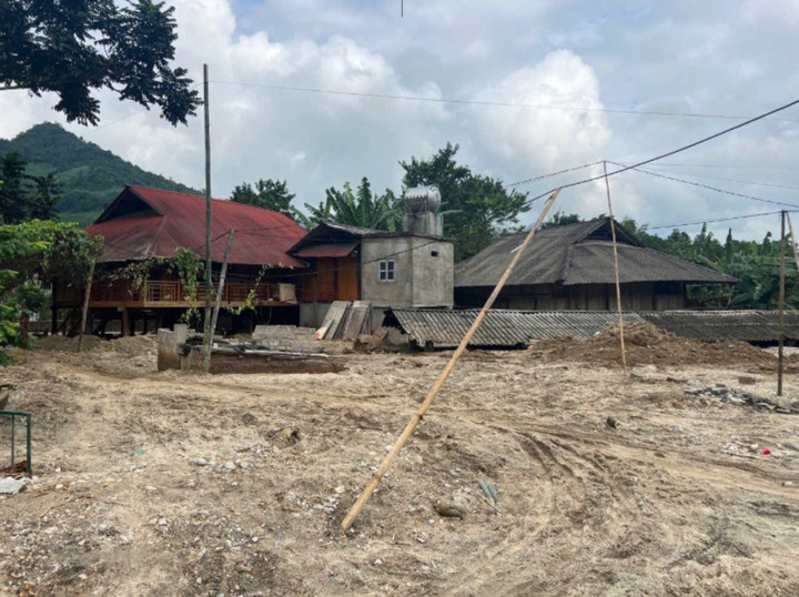 Lũ rút để lại khoảng hơn 100.000 m3 cát vàng tại thôn Làng Chút. (Ảnh: CACC)