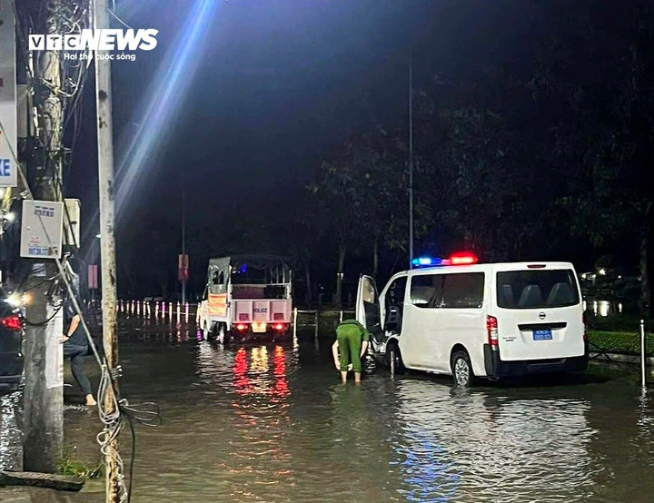 Khu vực công viên bị ngập do triều cường.