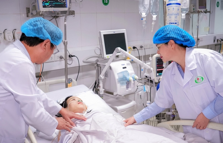 Điều dưỡng Nguyễn Thị Thùy Trang đã được phẫu thuật cấp cứu kịp thời, hiện qua cơn nguy kịch. (Ảnh: Báo Nghệ An)
