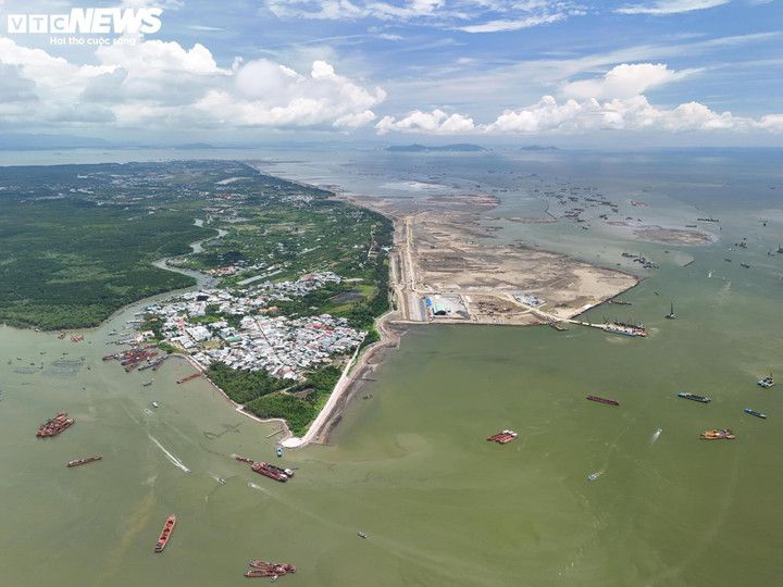 Vùng biển bùn rộng lớn tại Cần Giờ đã được san lấp nhanh chóng chỉ sau 6 tháng thi công. (Ảnh minh họa: Lương Ý)