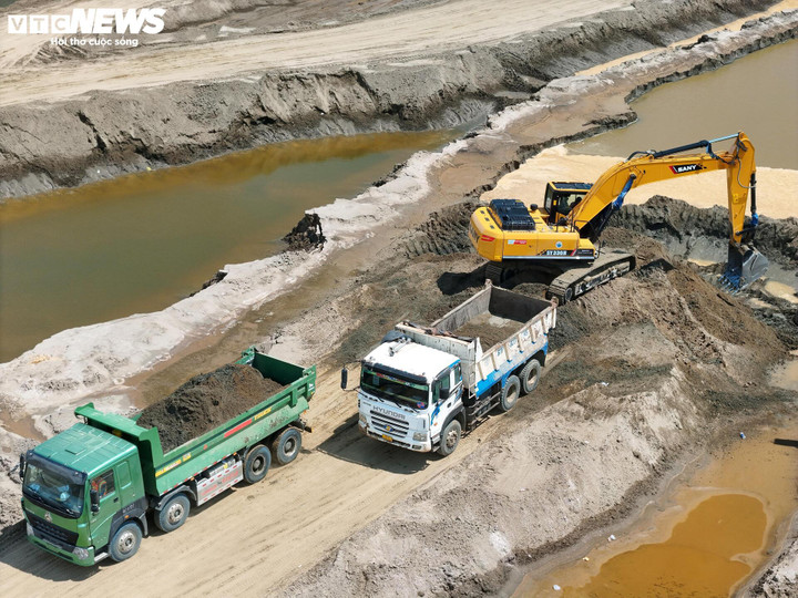 Phần lớn vật liệu san lấp tại Cần Giờ được lấy trực tiếp từ khu vực mặt nước trong phạm vi quy hoạch, rồi bồi đắp lên.