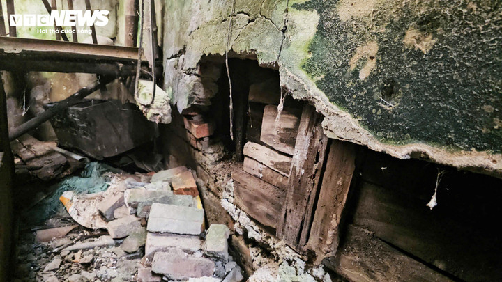 Khu vực tường phía cuối nhà của gia đình ông Hóa bị đổ, hư hỏng nặng do nhà "hàng xóm" gây ra trong quá trình lấn chiếm. (Ảnh: Tiến Thắng)