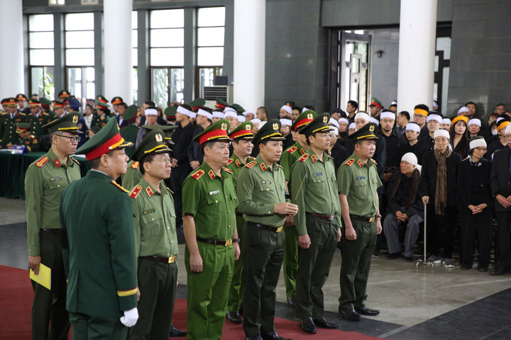 Đoàn Đảng ủy Công an Trung ương, Bộ Công an do Thượng tướng Lê Văn Tuyến, Thứ trưởng Bộ Công an làm trưởng đoàn vào viếng nguyên Phó Chủ tịch Hội đồng Bộ trưởng Trần Phương.
