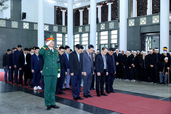 Đoàn Văn phòng Chính phủ vào viếng nguyên Phó Chủ tịch Hội đồng Bộ trưởng Trần Phương.