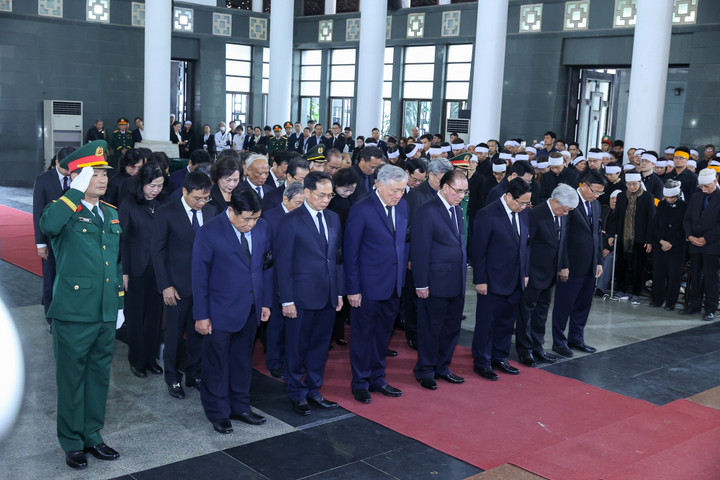 Đoàn đại biểu Ban Chấp hành Trung ương Đảng do Ủy viên Bộ Chính trị, Bí thư Trung ương Đảng, Chủ tịch Ủy ban Trung ương MTTQ Việt Nam Đỗ Văn Chiến làm trưởng đoàn viếng nguyên Phó Chủ tịch Hội đồng Bộ trưởng Trần Phương.
