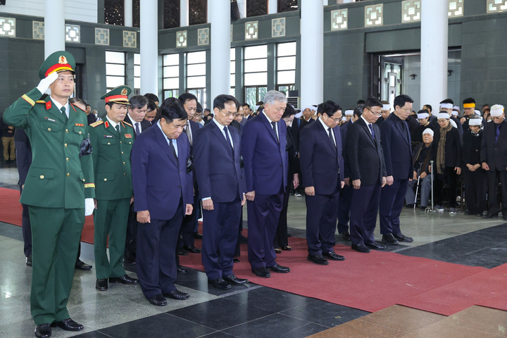 Đoàn Chính phủ do Thủ tướng Phạm Minh Chính làm trưởng đoàn vào viếng nguyên Phó Chủ tịch Hội đồng Bộ trưởng Trần Phương.