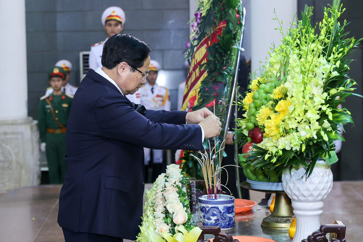 Thủ tướng Phạm Minh Chính dâng hương viếng nguyên Phó Chủ tịch Hội đồng Bộ trưởng Trần Phương.