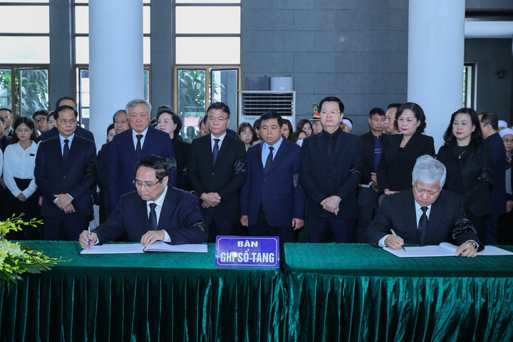 Thủ tướng Phạm Minh Chính và Chủ tịch Ủy ban Trung ương MTTQ Việt Nam Đỗ Văn Chiến ghi sổ tang.