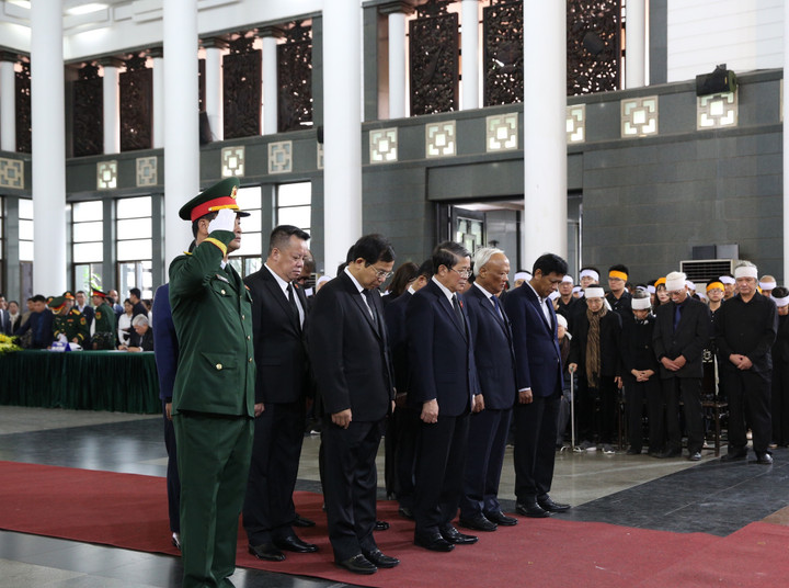 Đoàn Quốc hội do Phó Chủ tịch Quốc hội Nguyễn Đức Hải làm trưởng đoàn vào viếng nguyên Phó Chủ tịch Hội đồng Bộ trưởng Trần Phương.