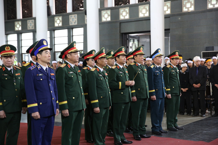 Đoàn đại biểu Quân ủy Trung ương, Bộ Quốc phòng do Đại tướng Nguyễn Tân Cương làm trưởng đoàn vào viếng nguyên Phó Chủ tịch Hội đồng Bộ trưởng Trần Phương.