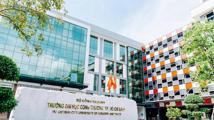 Universitatea de Industrie și Comerț din orașul Ho Și Min explică motivul adaptării orelor de școală. Foto: HUIT.