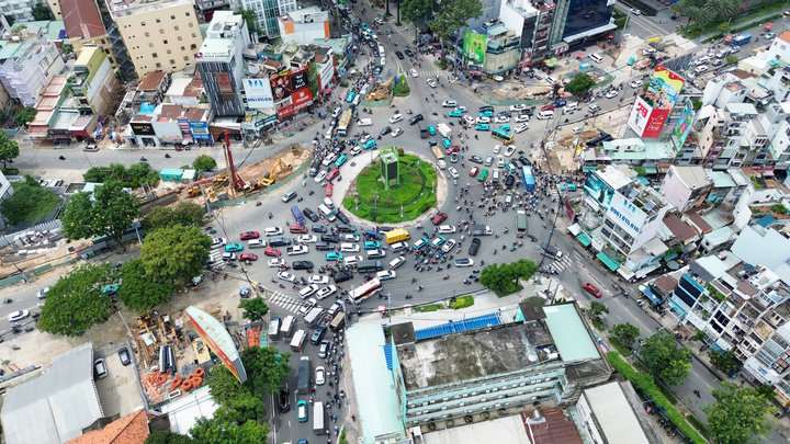 Metro số 2 Bến Thành-Tham Lương đi qua khu vực dân cư đông đúc với 9 ga ngầm.