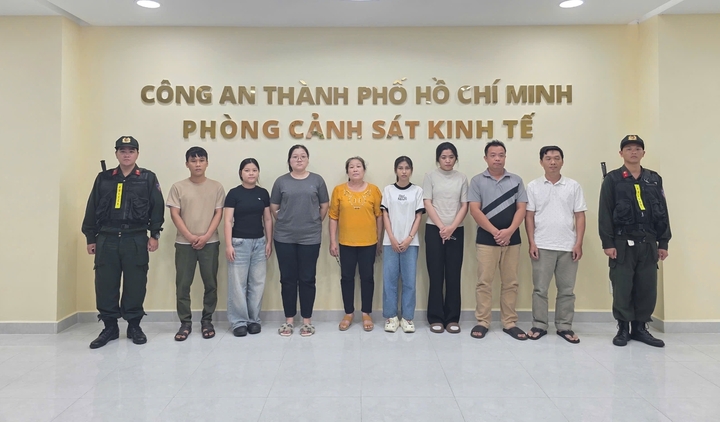 Đường dây sản xuất nước hoa giả các thương hiệu lớn bị bắt. (Ảnh: Công an cung cấp)