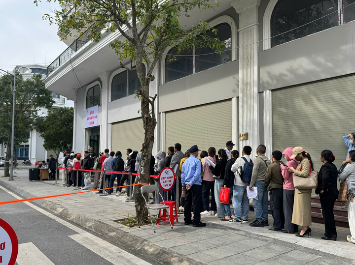 Nhiều người xếp hàng chờ nộp hồ sơ mua nhà ở xã hội Uy Nỗ (Đông Anh, Hà Nội).