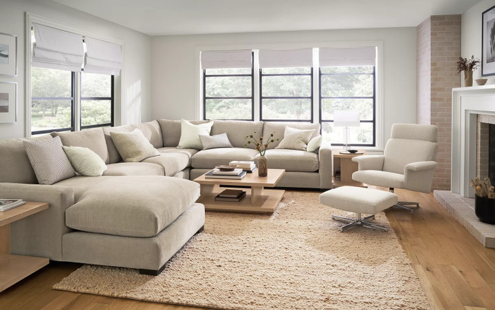 Nội thất quá khổ khiến căn phòng mất cân đối. (Ảnh: Room & Board)