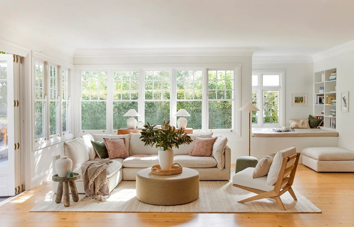 Ánh sáng tự nhiên giúp phòng khách như rộng hơn. (Ảnh: Home Beautiful)