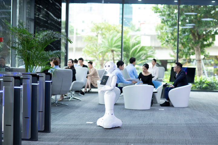 Những giải pháp quyết liệt, đúng thời điểm đã giúp KienlongBank phá bỏ rào cản về cả không gian và thời gian, đưa các dịch vụ tài chính, ngân hàng đến gần hơn với khách hàng, qua đó gặt hái được nhiều thành tựu nổi bật.