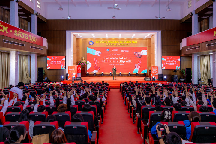 Đông đảo sinh viên từ 6 trường Đại học tại Hà Nội, hưởng ứng tích cực trong buổi lễ phát động.