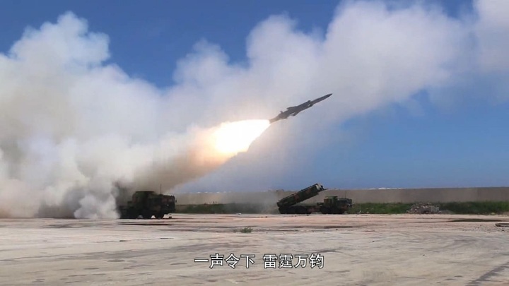 Tên lửa hành trình chống hạm YJ-12 được phóng từ bệ phóng di động. Ảnh Zonar Militar