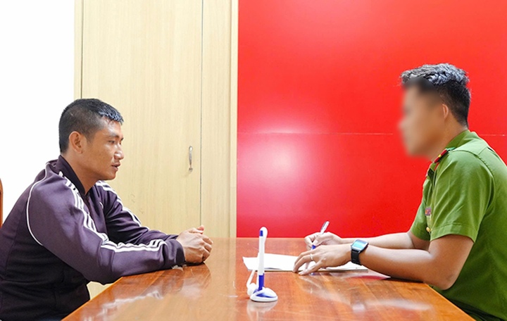 Cán bộ Công an Nghệ An đang lấy lời khai của Nguyễn Ngọc Quyết. (Ảnh: Công an Nghệ An)