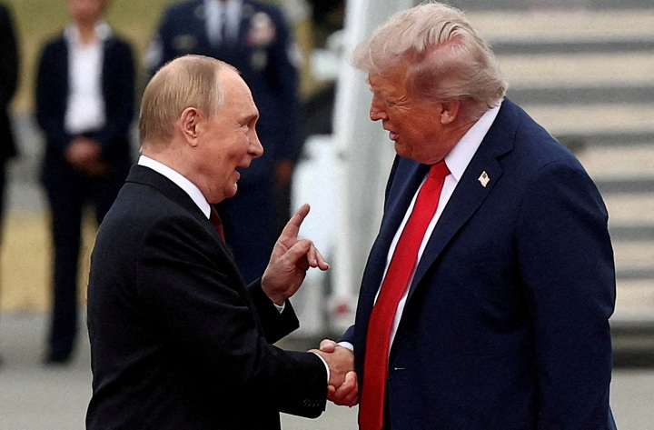 Ảnh tư liệu: Tổng thống Mỹ Donald Trump bắt tay Tổng thống Nga Vladimir Putin trong cuộc gặp nhằm đàm phán chấm dứt chiến tranh Ukraine, tại Căn cứ Không quân bang Alaska, Mỹ, ngày 15/8. (Ảnh: Reuters)