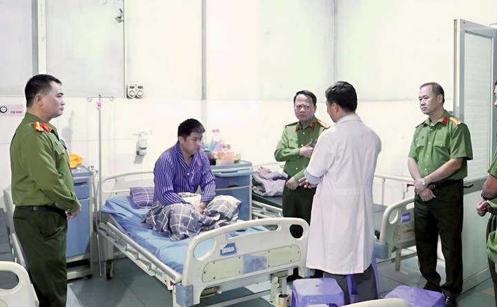 Lãnh đạo Công an tỉnh Lạng Sơn và Trung tâm Y tế xã Chi Lăng thăm khám, động viên cán bộ công an xã đang điều trị tại Trung tâm Y tế xã.