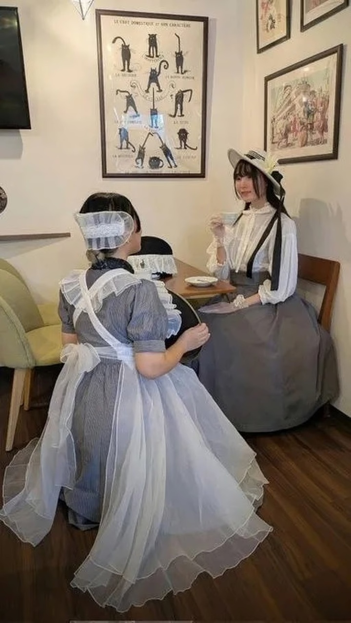 Khách hàng mặc trang phục hầu gái để phục vụ nhân viên đóng giả làm khách hàng. (Ảnh: Handout)