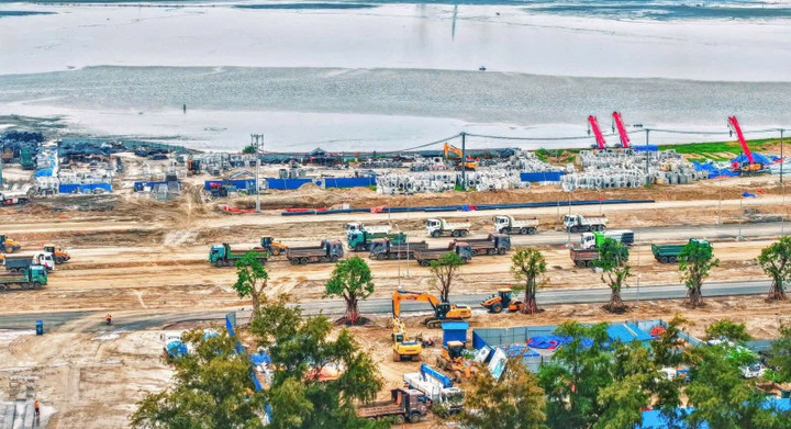 Công trường Vinhomes Green Paradise thay đổi từng ngày với tiến độ thi công 3 ca 4 kíp cùng hàng nghìn máy móc, phương tiện được huy động.