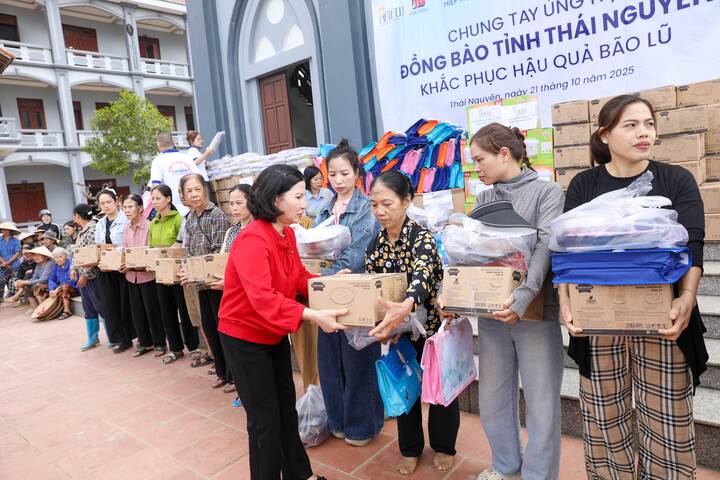 Bà Lê Thị Bình – Tổng Giám đốc Dược phẩm Tâm Bình - trao quà cho người dân.