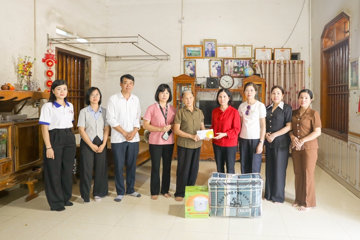 Đoàn trao quà và động viên gia đình bà Nguyễn Thị Dự.