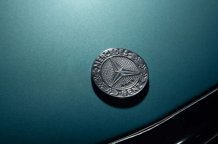 Logo Mercedes màu bạc trên nắp capo là chi tiết duy nhất không còn nguyên bản. (Ảnh: Carscoops)