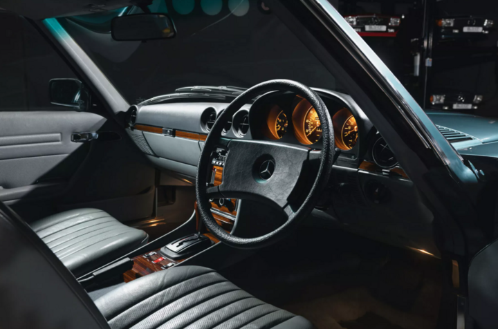 Mùi da và gỗ trong xe Mercedes-Benz 500 SL được giữ vẹn nguyên. (Ảnh: Carscoops)