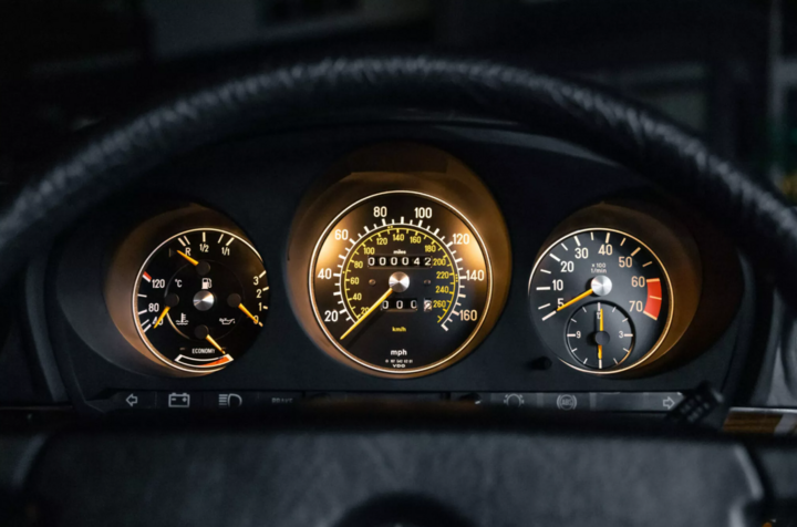 Phiên bản Mercedes-Benz 500 SL chính là “cỗ máy thời gian hoàn hảo”. (Ảnh: Carscoops)