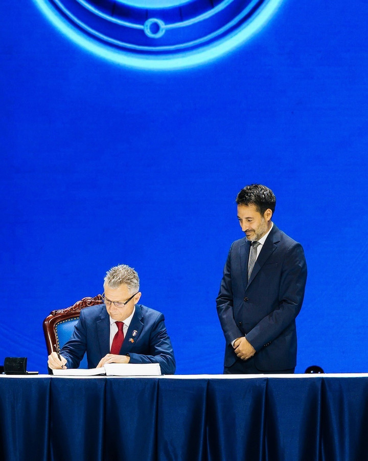 Đồng bộ trưởng về Ngoại giao và Thương mại Australia Matt Thistlethwaite đại diện Australia tham gia ký kết Công ước Liên hợp quốc về phòng chống tội phạm mạng.