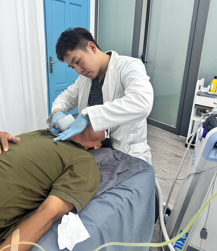 Bác sĩ dỏm Võ Văn Đức khám chữa bệnh cho bệnh nhân. (Ảnh: CACC)