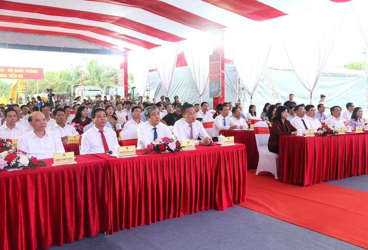 Các đại biểu dự lễ khởi công.