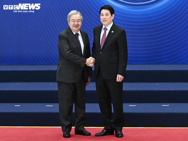 President Luong Cuong och FN:s generalsekreterare António Guterres vid undertecknandet av Hanoi-konventionen. (Foto: Vien Minh)