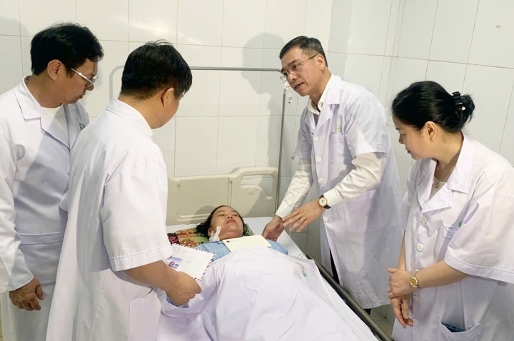Đoàn công tác Bộ Y tế do TS.BS Hà Anh Đức, Cục trưởng Cục Quản lý Khám, chữa bệnh dẫn đầu đến thăm hỏi, động viên các điều dưỡng bị thương trong vụ tấn công.