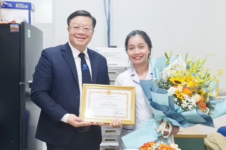 Lãnh đạo Bệnh viện Lão Khoa Trung ương trao tặng giấy khen và phần thưởng dành cho điều dưỡng Hồng. (Ảnh: BVCC)