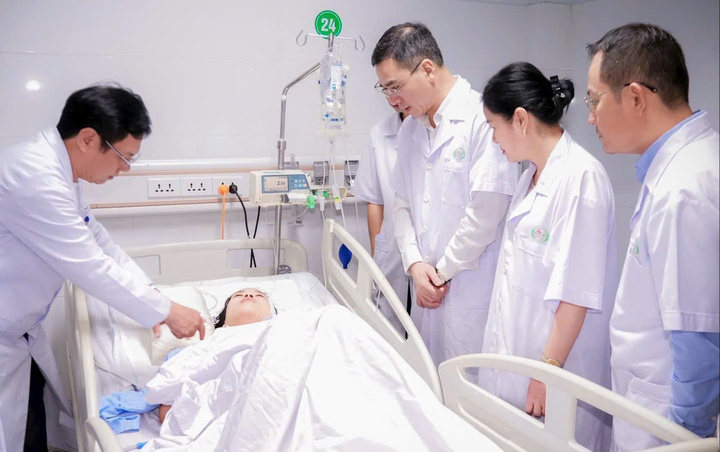 Đoàn công tác Bộ Y tế do TS.BS Hà Anh Đức, Cục trưởng Cục Quản lý Khám, chữa bệnh dẫn đầu đến thăm hỏi, động viên các điều dưỡng bị thương trong vụ tấn công.