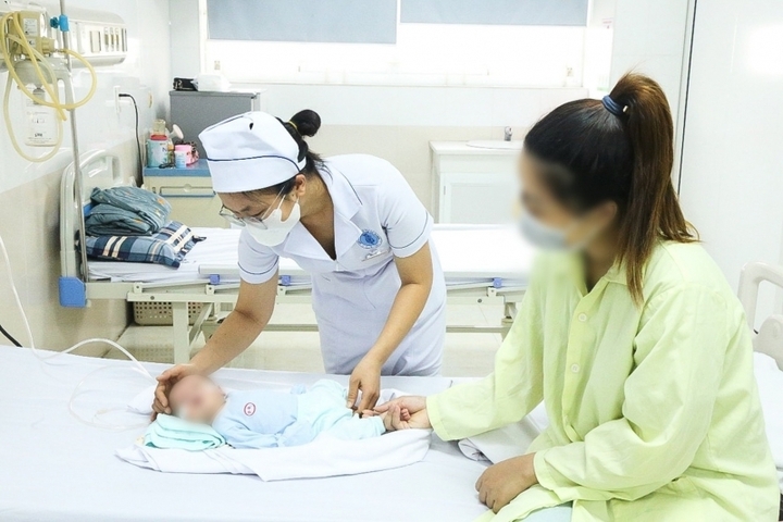 Điều dưỡng Thảo chăm sóc trẻ sơ sinh.