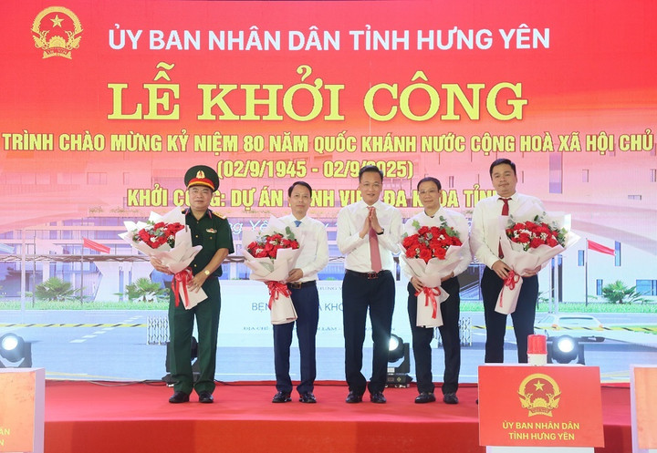 Bí thư Tỉnh ủy Hưng Yên Nguyễn Hữu Nghĩa tặng hoa chúc mừng chủ đầu tư, nhà thầu và đơn vị thi công.