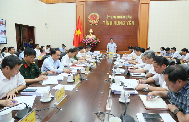 Chủ tịch UBND tỉnh Hưng Yên Nguyễn Khắc Thận chủ trì hội nghị.